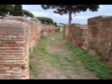 06689 ostia - regio iv - insula v - edificio (iv,v,7) (re und li) - vicolo del dioniso - bli ri sueden.jpg